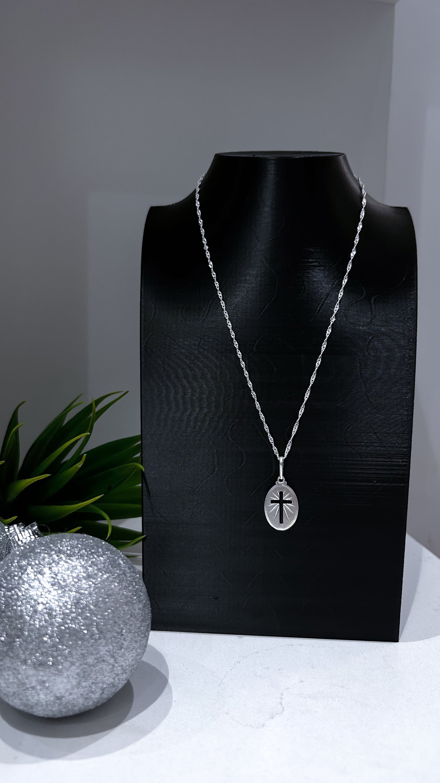 Colar Medalha com Cruz