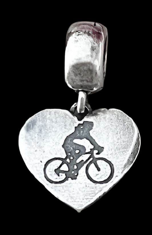 Berloque coração e ciclismo